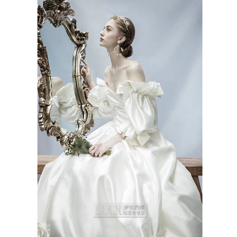 2021 New temperament Mori satin retro wedding dress harbor style simple dream French Hepburn shoulder shoulder go out photo