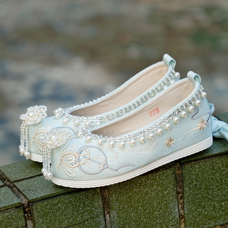 Traditional Chinese Style Shoes for Women, Embroidered Shoes with Hidden Height Increase, Ming Dynasty Style, Ancient Costume Cloth Shoes, Suitable for Daily Wear, Upturned Toe Shoes
