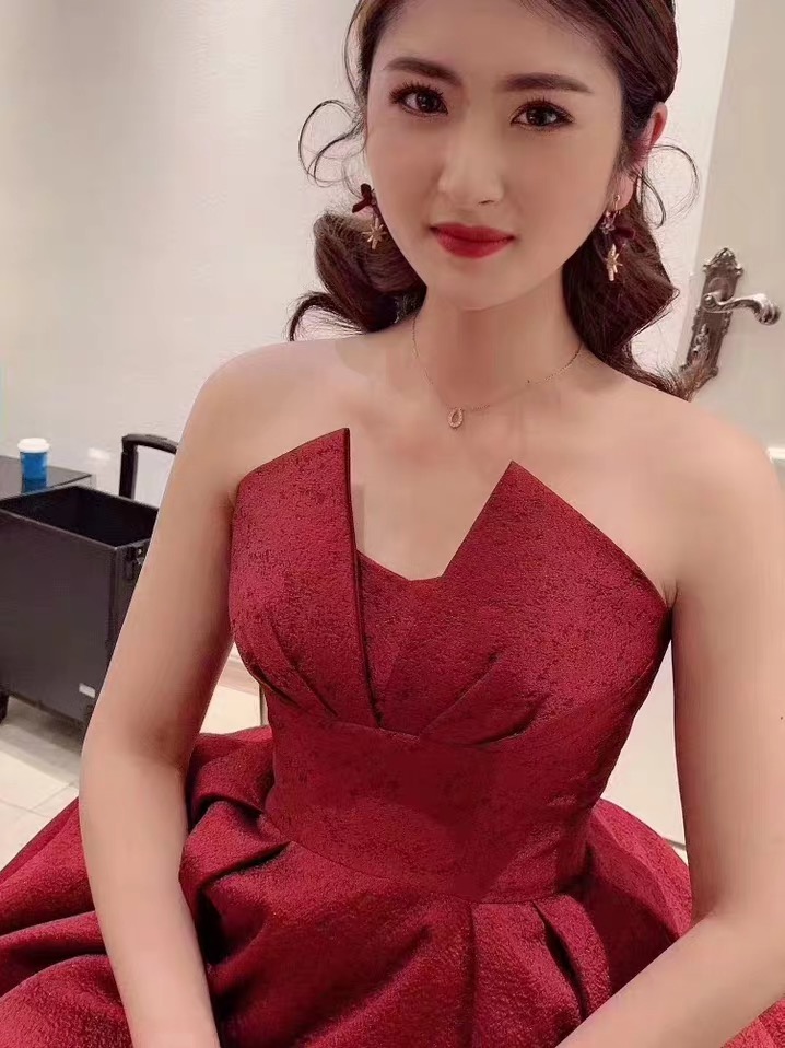 Red evening dress for bride, tube top, long skirt, 2021 collection, V-neckline Red evening dress for bride, tube top, long skirt, 2021 collection, V-neckline