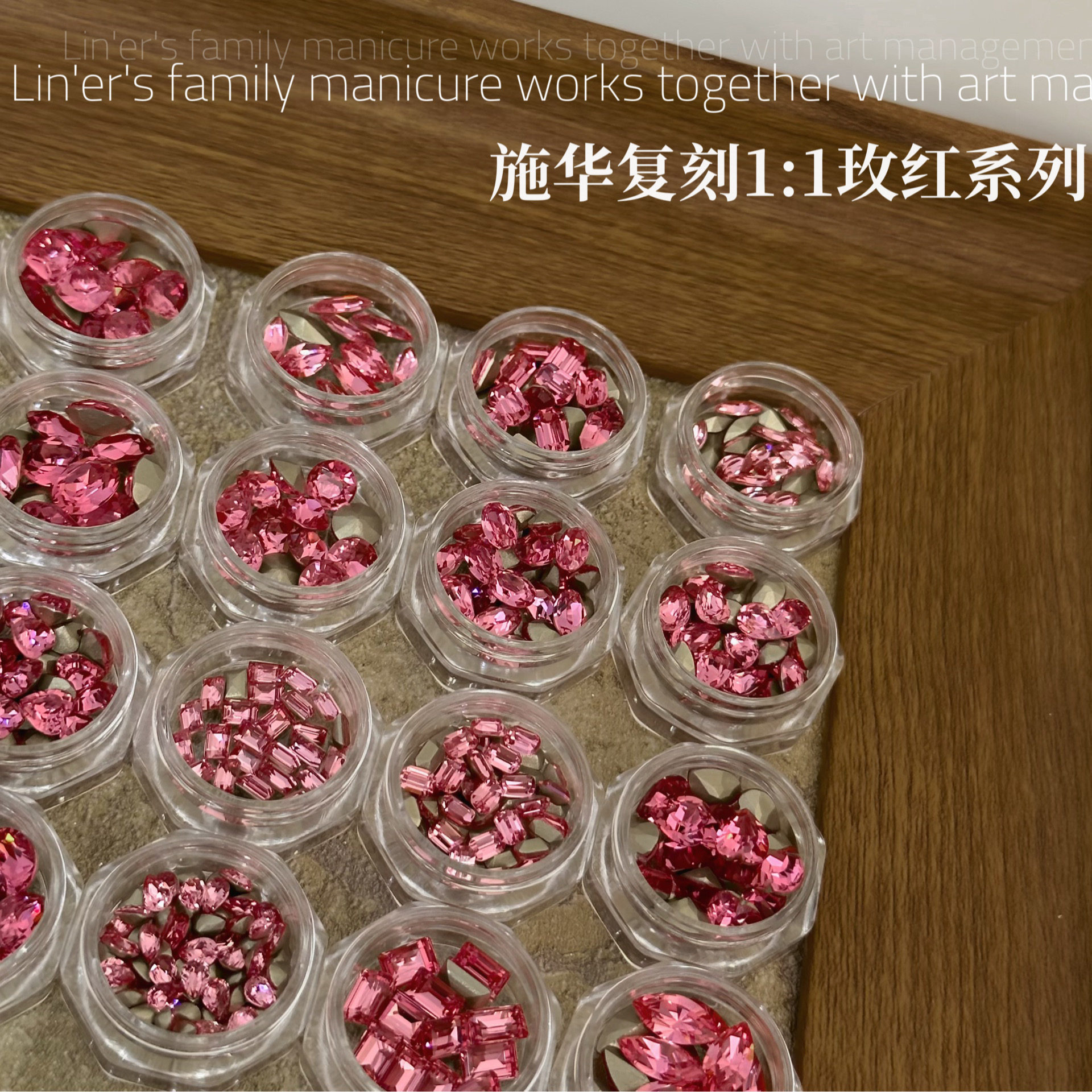 リンアーネイルサロンのローズレッドシリーズにおけるスワロフスキークリスタルの1：1レプリカ。尖った台座、不規則な形状、楕円形のティアドロップ、ハート、その他様々な種類のルースダイヤモンドが特徴です。