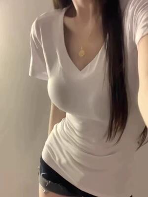 Plus-size, chubby girl, white T-shirt, women's short-sleeved 2026 Spring/Summer new style, low-neck tight V-neck base layer, waist-cut top