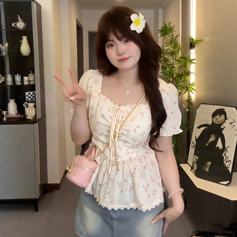 Plus-Size Pure and Alluring Style Bow Lace Floral Blouse, Versatile for Commuting, Waist-Cinching, Body-Covering Square-Neck Top Plus-Size Pure and Alluring Style Bow Lace Floral Blouse, Versatile for Commuting, Waist-Cinching, Body-Covering Square-Neck Top