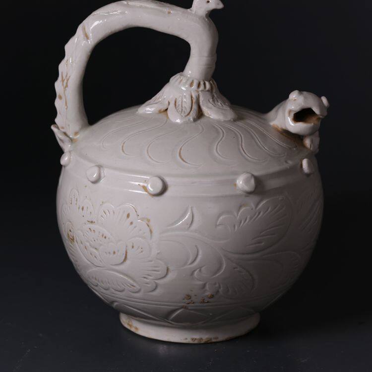 Buddha's penthouse Song Dynasty white glaze Old porcelain bottle Song Dingkiln White Porcelain Bottle Frog Mouth Crested head handle turn back bottle Old kiln porcelain