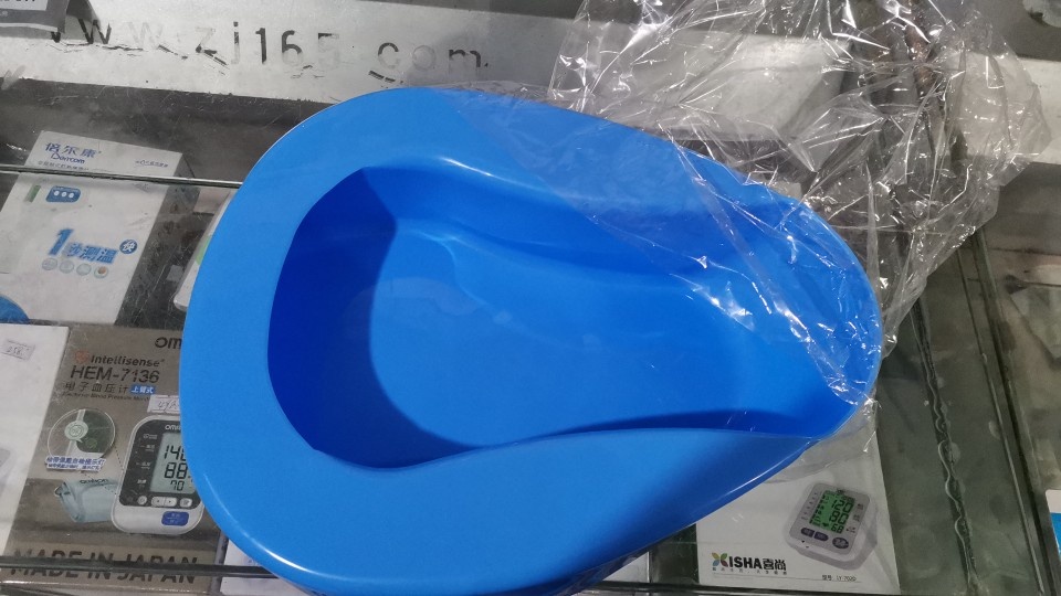 The elderly use a large bedpan plastic bedpan to pick up the stool with a large bedpan plastic bedpan