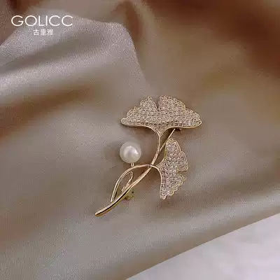 High-grade brooch female ginkgo leaf pearl pin fixed clothes anti-light buckle silk towel buckle 2021 New Tide