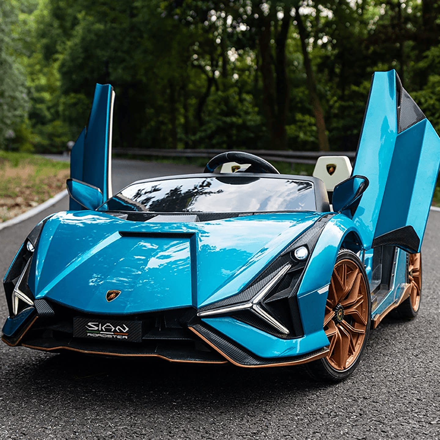 2人乗りのランボルギーニ電動四輪車は、子供用のおもちゃで、大人も乗ることができ、リモコン操作で赤ちゃんも遊べる、親子で楽しめるスポーツカーです。