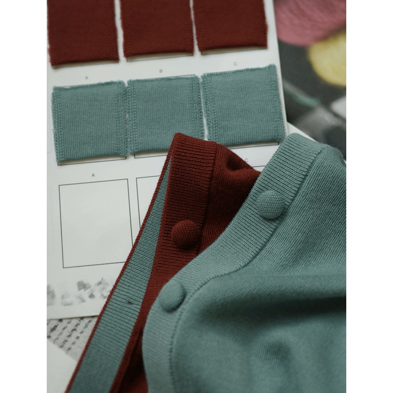Classic Returns | Cozy's Exclusive Double-Needle Cloud Craft 2/60 Count Worsted Wool Small Round Neck Buttoned Cardigan Classic Returns | Cozy's Exclusive Double-Needle Cloud Craft 2/60 Count Worsted Wool Small Round Neck Buttoned Cardigan