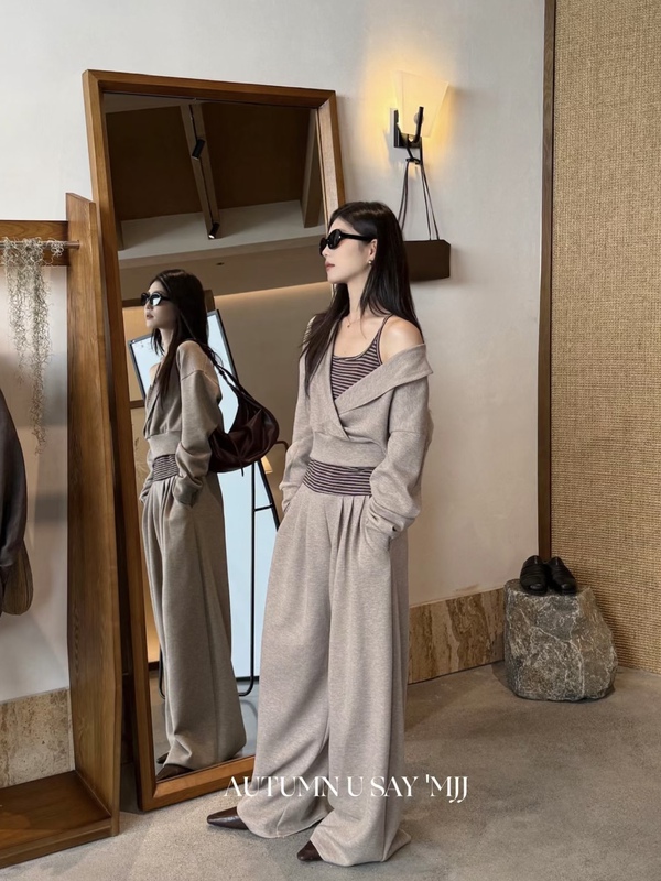 2026 Autumn New Striped Vest with Long-Sleeve Sweatshirt + High-Waisted Wide-Leg Pants Casual Three-Piece Set for Women 2026 Autumn New Striped Vest with Long-Sleeve Sweatshirt + High-Waisted Wide-Leg Pants Casual Three-Piece Set for Women