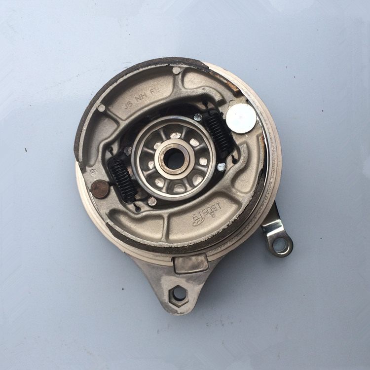 Áp dụng cho Wuyang Honda WH125-7-8 kiểm soát phía sau phanh trống bìa với má phanh má phanh xe máy