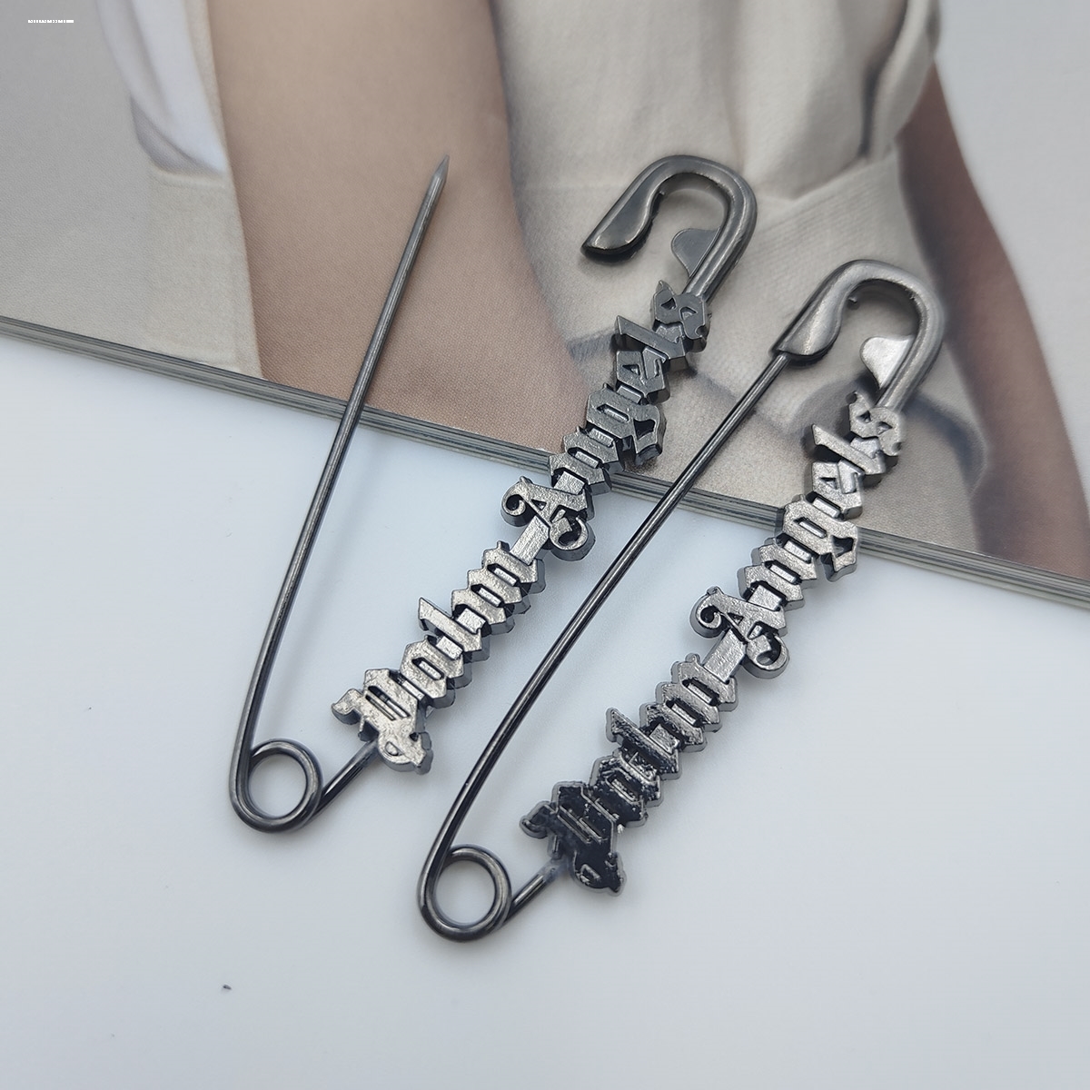 Collection waist pins buckle fixed skirt collection waist pants anti-walking light English brooch Chest Pin Snap Pants Waist Change Little God Instrumental Brooch-Taobao