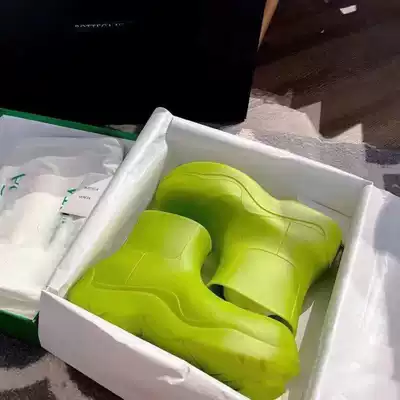 The opposite version of the correct letter full set of packaging Bi V rain boots source label more styles and colors contact customer service