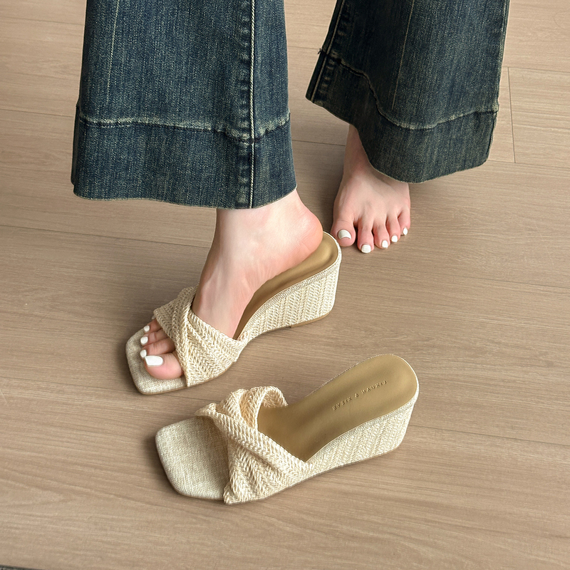 French Retro Woven Slippers for Women 2026 New Summer Outerwear Fashionable and Versatile Thick Heels with Skirts Wedge Heel Sandals