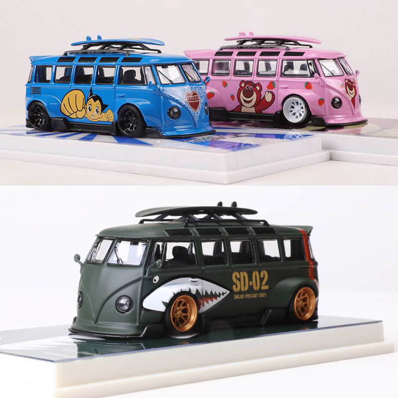 Flame 1:64 Volkswagen Bus T1 Wide-Body Modified Strawberry Bear/ Astro Boy Painted Simulation Alloy Car Model
