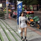 Двухцветные эластичные короткие брюки-кюлоты европейского и американского производства с низкой насыщенностью и металлизированным блеском по бокам, закрывающие бедра, с высокой талией 25,4