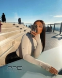 5 Рекомендуемые измельченные волосы с легким волос Ким, те же самые ультра -высокие бомбы без границ безграничной вырез, демонстрируя грудь, длинные рукава, большие рукава t 20.1