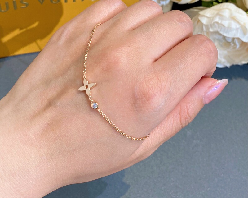 Stunning! Very Attractive, Zhong Chuxi's Same Style Rhombus Single Diamond Necklace, Classic Layered White Mother-Of-Pearl Necklace, Clavicle Chain Stunning! Very Attractive, Zhong Chuxi's Same Style Rhombus Single Diamond Necklace, Classic Layered White Mother-Of-Pearl Necklace, Clavicle Chain