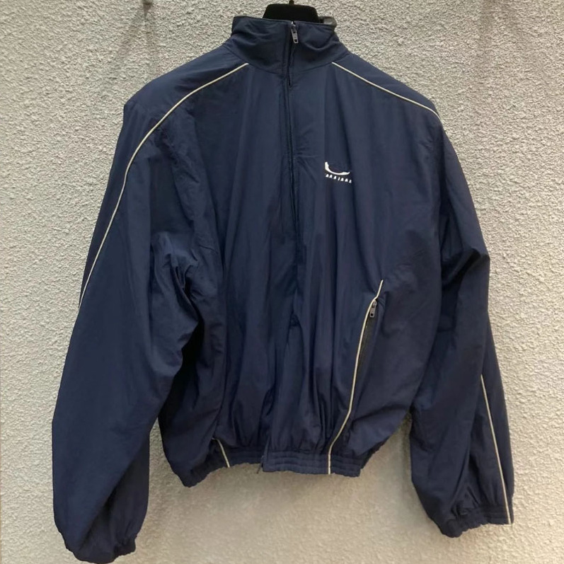 Top Version! Paris Logo Embroidered Reflective Strip Windbreaker Jacket for Men and Women, Autumn and Winter 25Fw Loose Warm Coat Top Version! Paris Logo Embroidered Reflective Strip Windbreaker Jacket for Men and Women, Autumn and Winter 25Fw Loose Warm Coat