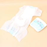 Сбитые санитарные салфетки подгузники штаны для домашних животных.