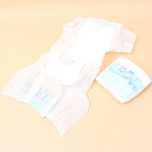 Сбитые санитарные салфетки подгузники штаны для домашних животных.