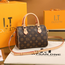  Hong Kong Boston womens bag 2021 summer new fashion high-end messenger portable tide leather presbyopia pillow bag