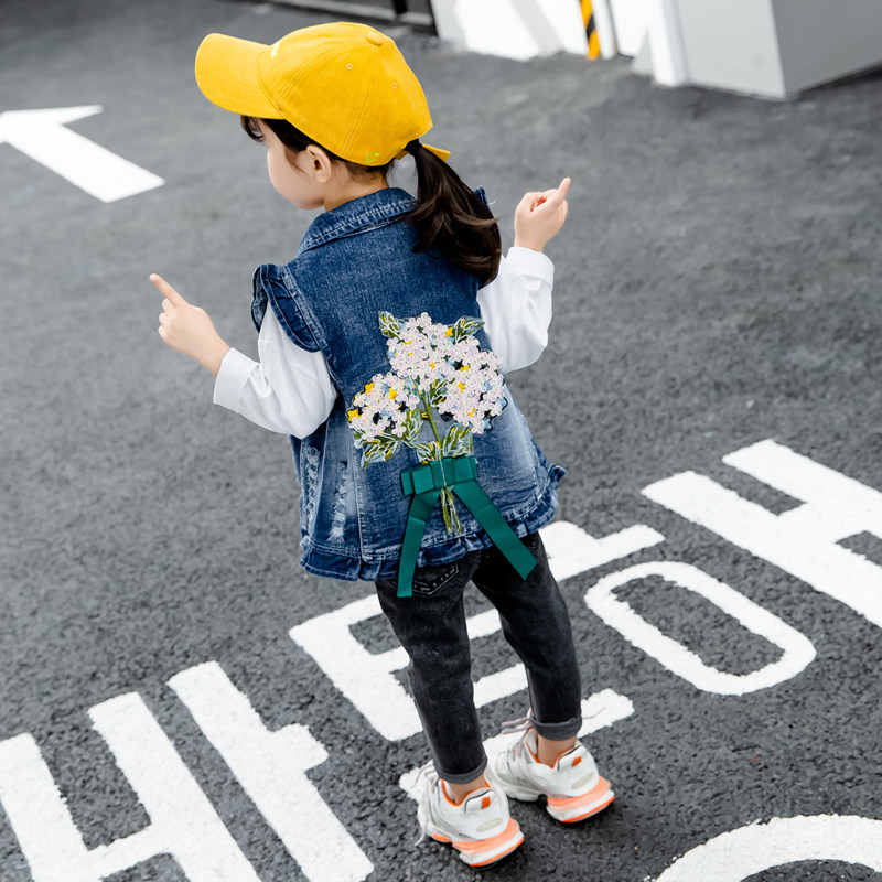 Girl 2022 girl new Korean version denim waistcoat female baby vest outside wearing spring autumn girl camshoulder embroidered flowers