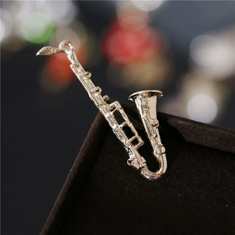 Cá tính thời trang nhạc cụ trâm cài saxophone pin nam phù hợp với phụ kiện trâm cài áo len nữ khóa len lớn trâm cài áo