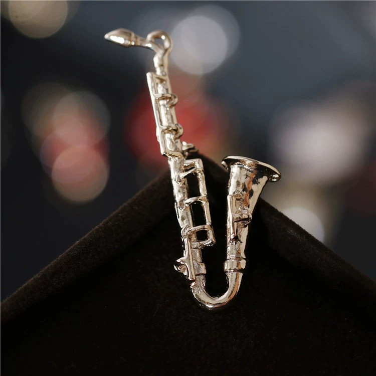 Cá tính thời trang nhạc cụ trâm cài saxophone pin nam phù hợp với phụ kiện trâm cài áo len nữ khóa len lớn trâm cài áo