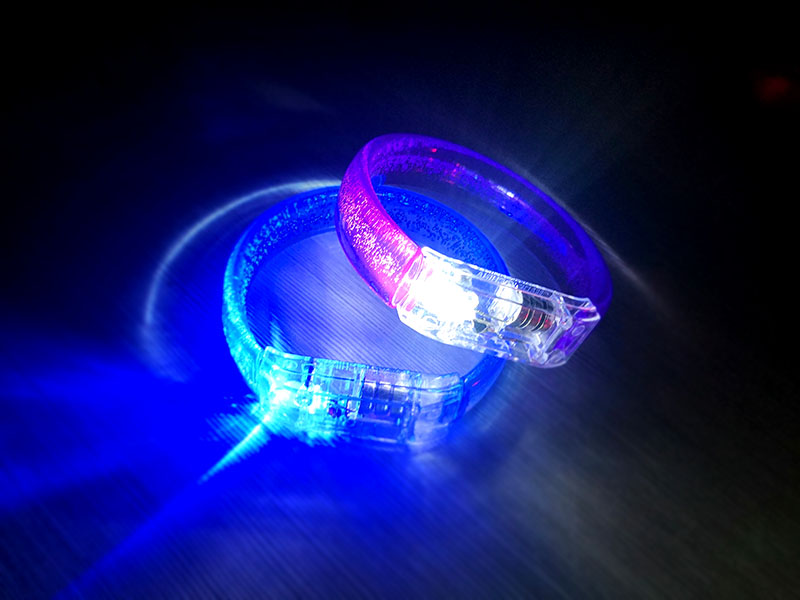 Concert Bar Night Run Acrylic Wide Flash LED Light Flash Đồ chơi cho trẻ em - Vòng đeo tay Cuff vòng tay chỉ đỏ