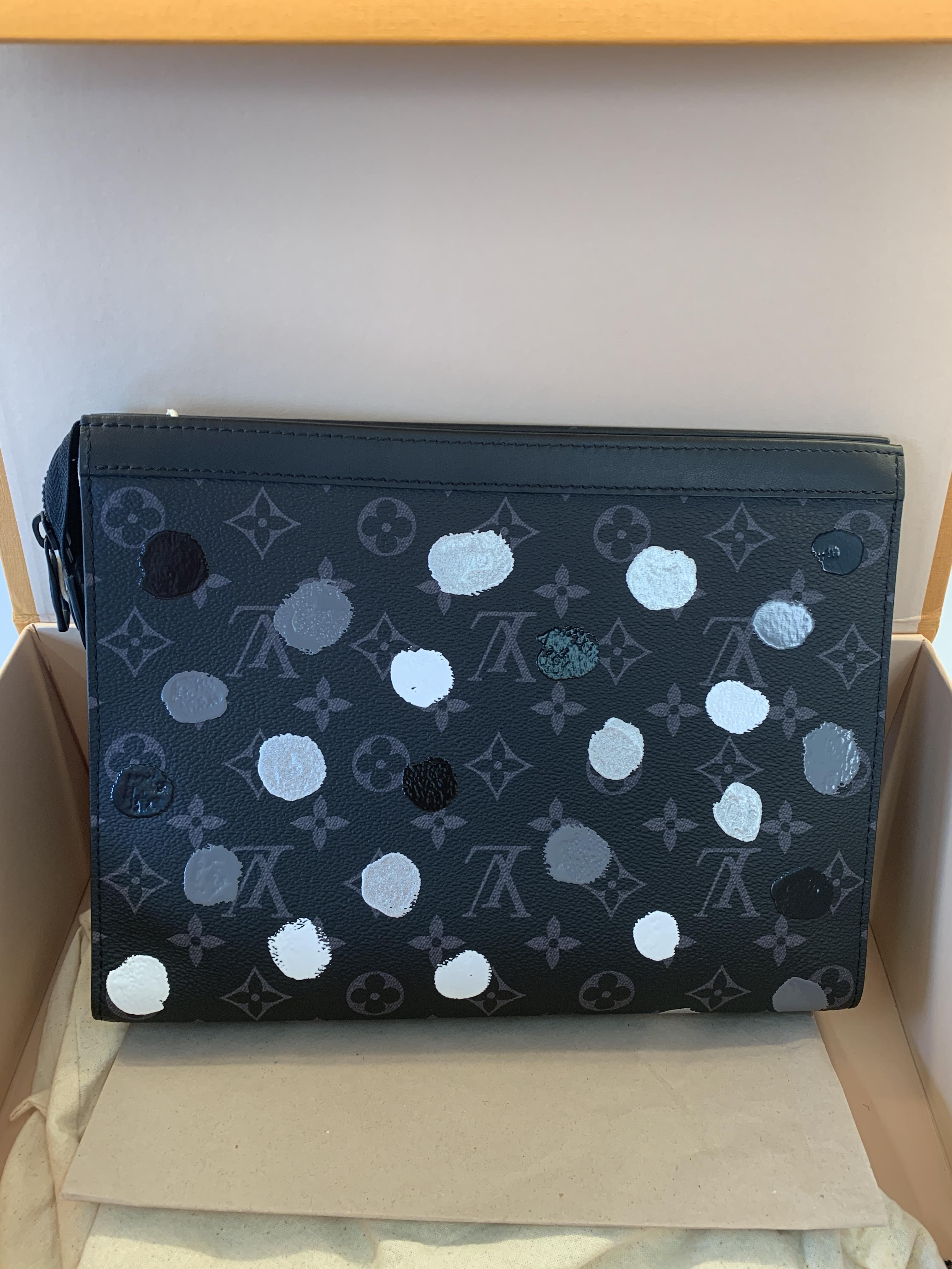 LV Louis Vuitton black flower polo points grass among the joint hands to get the washing bag cz-Taobao