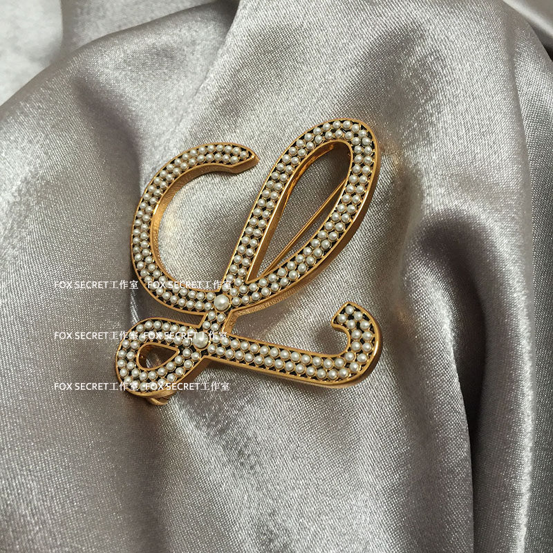 The pearl inlaid geometric alphabet pearl pin with simple coat bra badge suit chest needle
