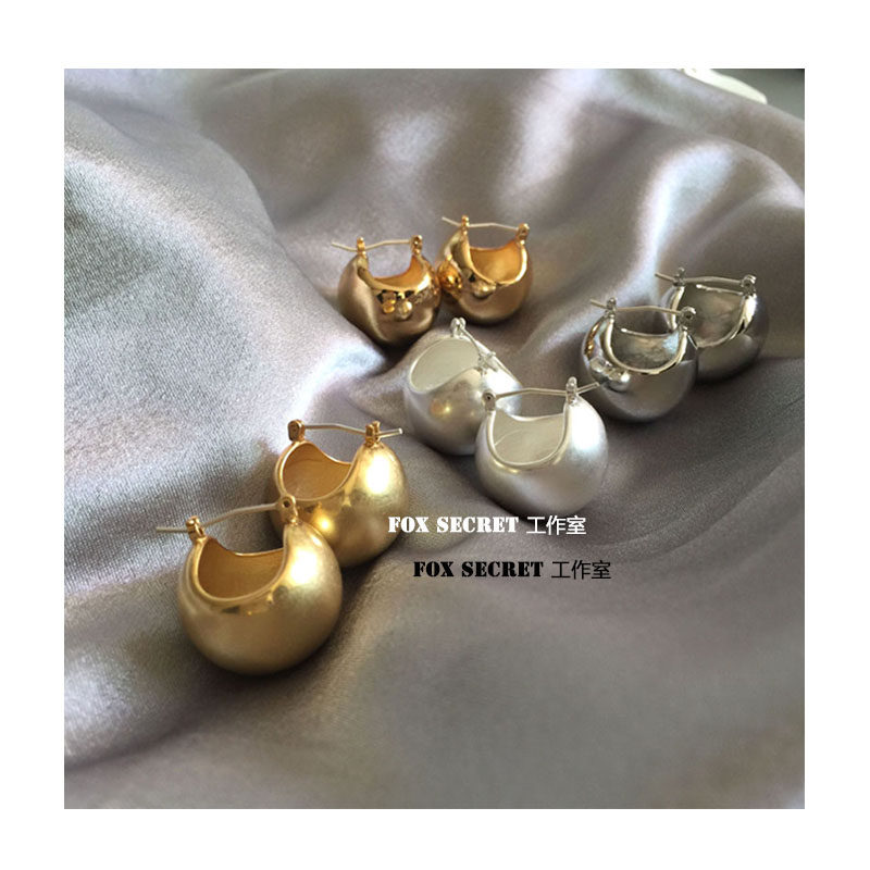 European and American lukewarm wind round ball earrings minimalist spherical earrings Savi recommend French style retro 925 silver needle anti-allergy