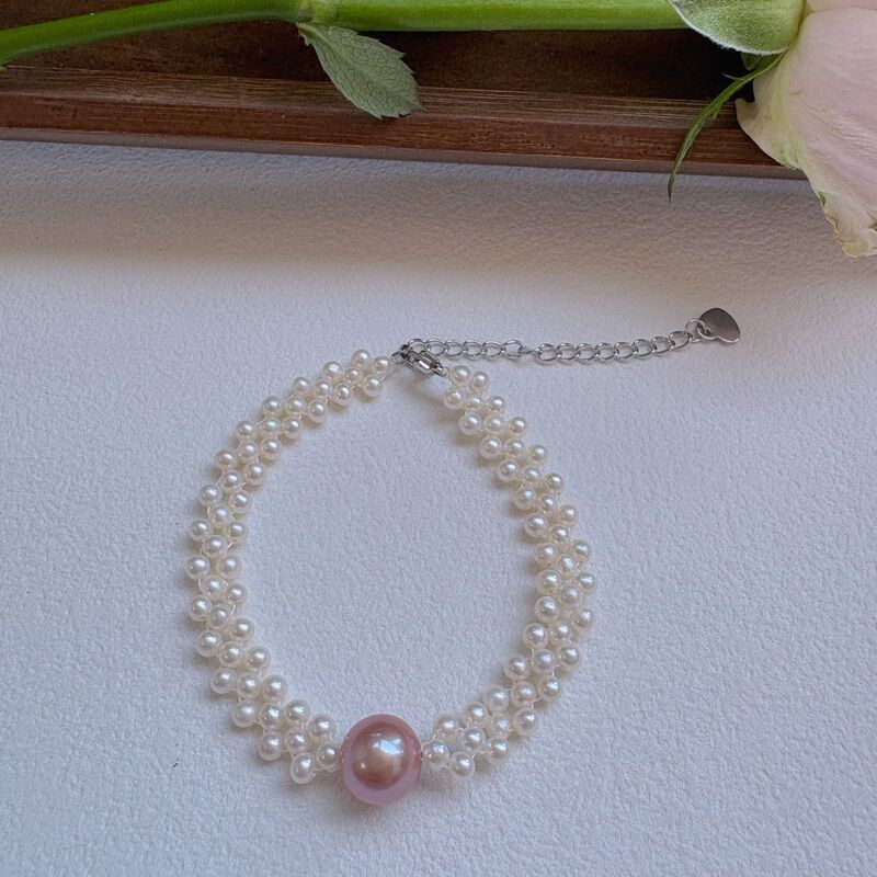 Milky White Multi-Layered Woven Pearl Bracelet with a Single Large Purple High-Gloss Bead, Simple and Gentle, Suitable for Daily Commuting