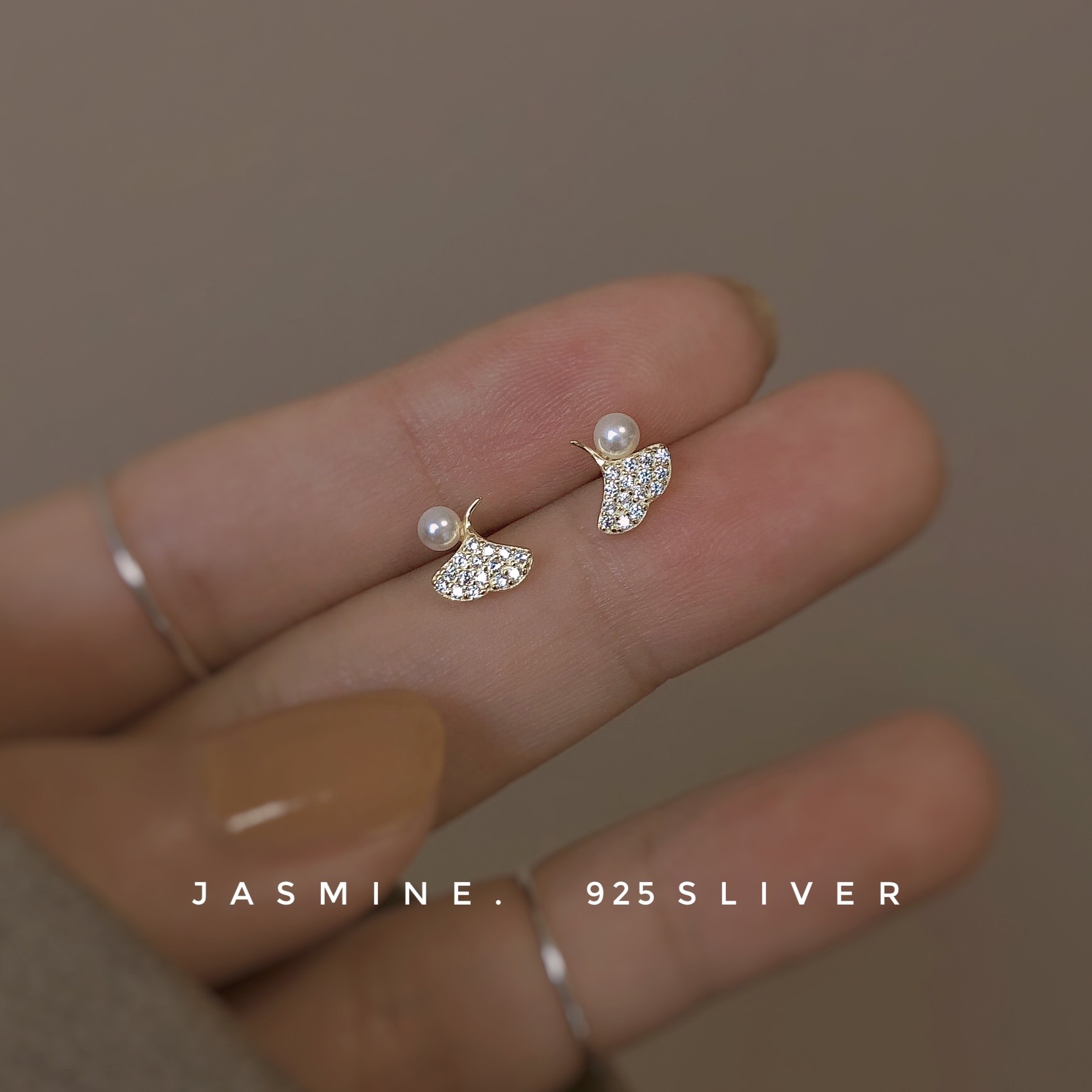 Sterling silver autumn maple leaf shell beads mini stud ear simple office wear exquisite cute small earrings