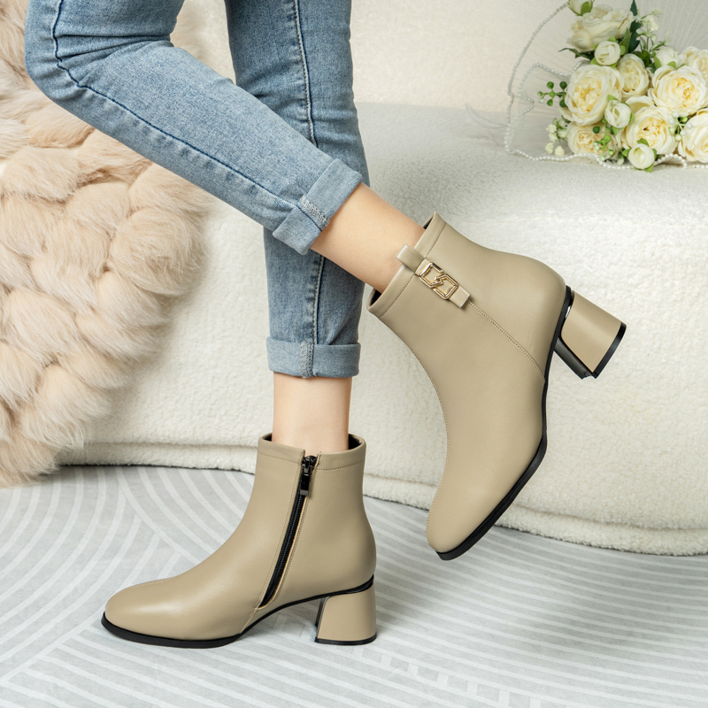 2025 New Autumn and Winter High-Heeled Women's Boots, Fashionable and Versatile, Niche Winter Fleece-Lined Chunky Heel Stylish and Elegant Short Boots