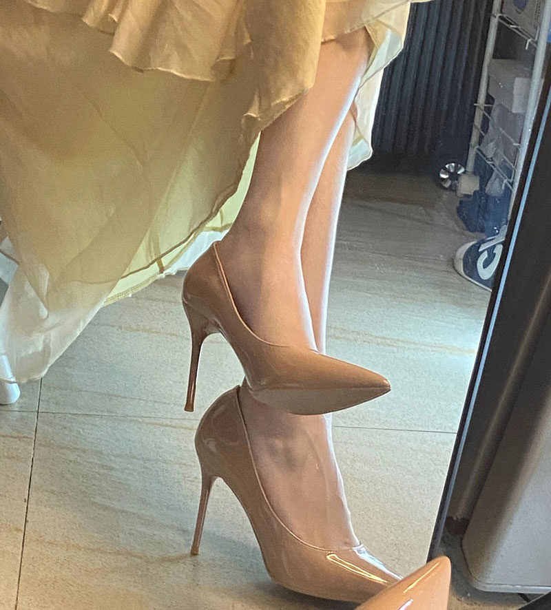 OMG upper foot explicit white girl nude color high heel shoes