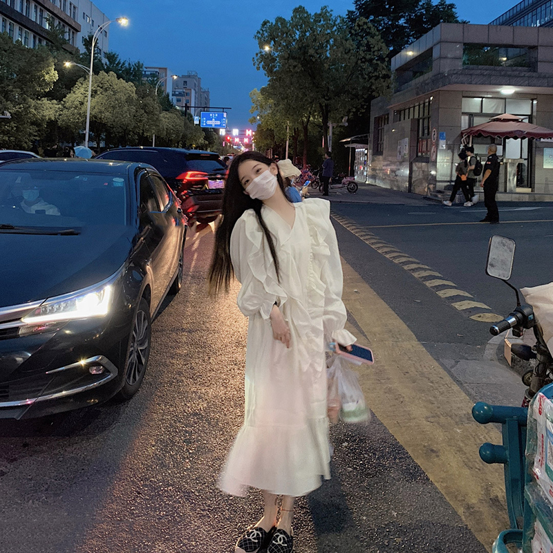 White dress spring early autumn thin first love temperament fairy dress to fashion French long - term 2021 new style