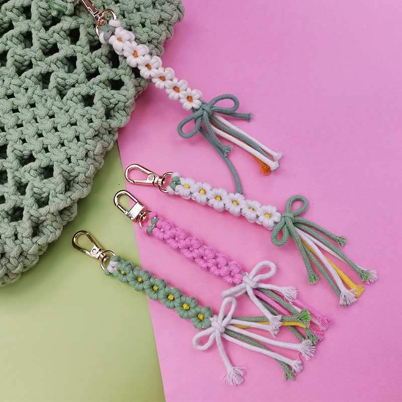 Daisy handmade keychain diy material couple weaving fresh pendant Mori bag pendant girlfriend birthday gift