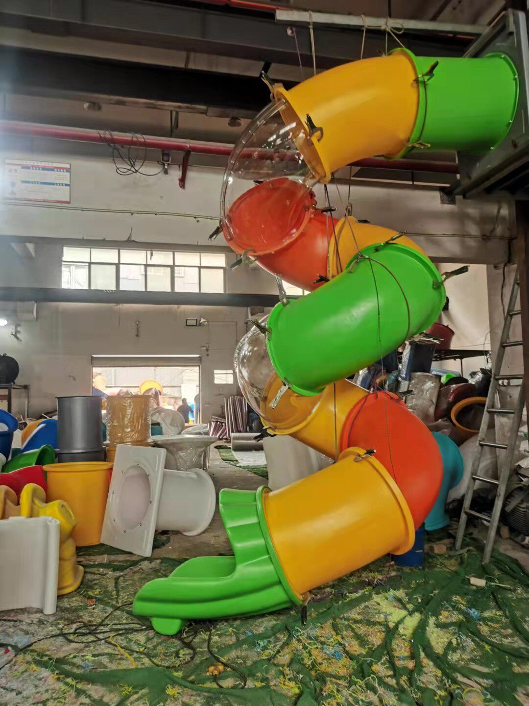 Слайд 定做幼儿园滑梯户外大型民宿室内单双螺旋滑桶滑道游乐场塑料配件