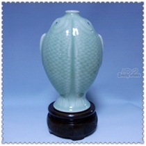 Value recommended Jingdezhen ceramics handmade antique sky shadow green beans Green pink double fish countertop small Vase ornaments