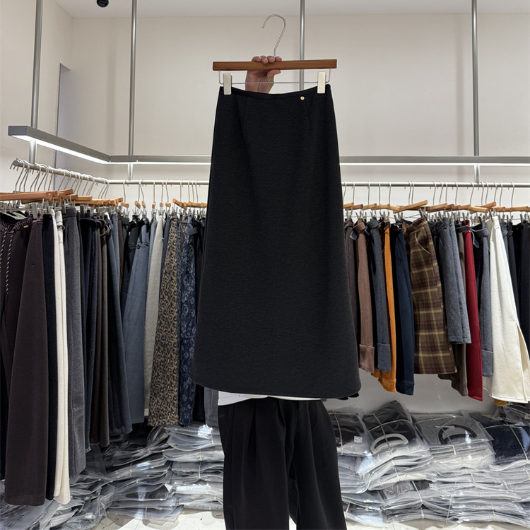 韩系简约风的魅力：杭州优优服饰西新品上衣与半身裙