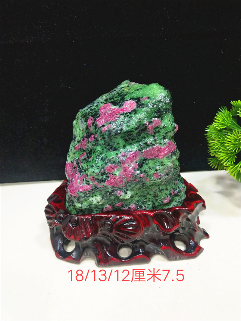 Natural red-green treasure rough ornament emerald mineral crystal specimen strange stone ornamental stone peacock green collection