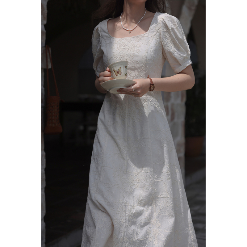 2026 French Retro Square-Neck Puff Sleeve Beige Embroidered Waist-Cinching Dress for Women, New Summer Style, Elegant Mid-Length Dress