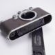 ຮູບລັກສະນະຂອງ pre-war Leica III (1933) rangefinder film camera L39 ແມ່ນສະແດງຢູ່ໃນຮູບແລະໄດ້ຖືກຜະລິດກ່ອນສົງຄາມ.