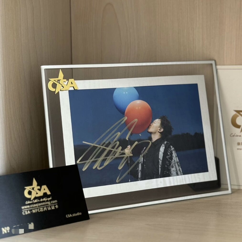 イーソン・チャン直筆サイン入り写真。CSA認定の公式正規品。友人へのプレゼントや誕生日のお祝いに最適です。本物保証。