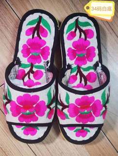 男女通用羌族特色全手工刺绣纯棉布拖鞋34码白底红花