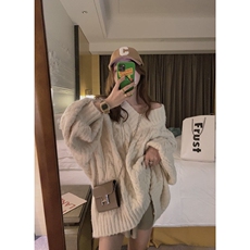 Трикотаж 设计感慵懒风软糯宽松加厚麻花中长款v领毛衣女2023年新款冬季套