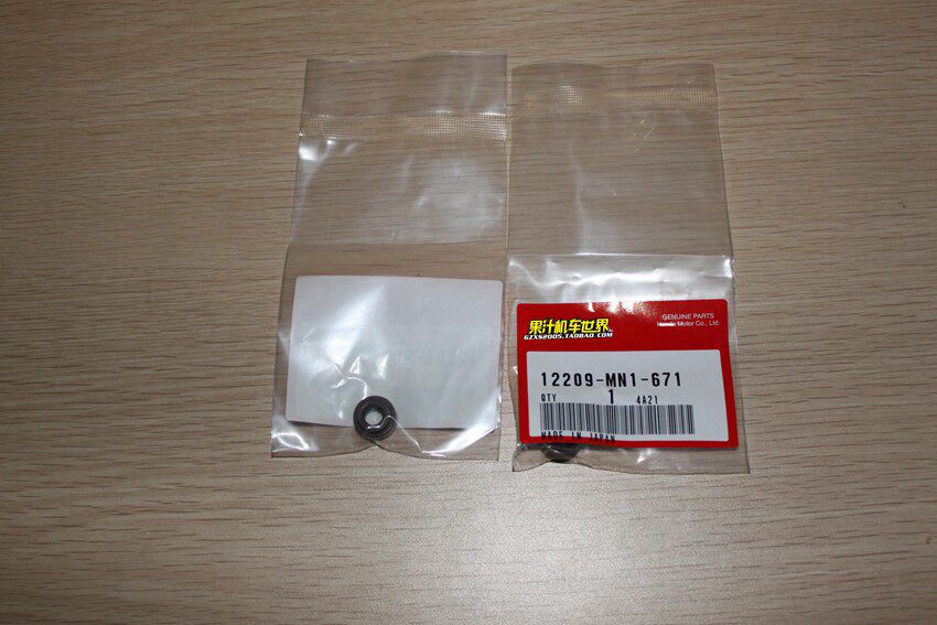 Japanese original plant XR650L 93-14 XR600R 88-00 into the exhaust valve oil seal 12209-MN1-671