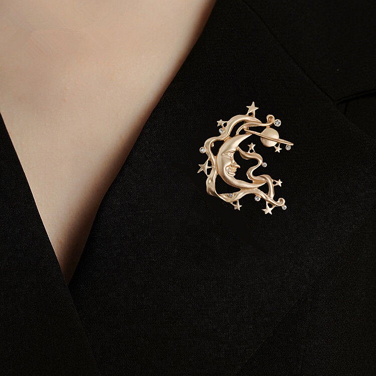 Luxury retro moon and planet diamond brooch for women, high-end design, unique style, fashionable and versatile accessory.