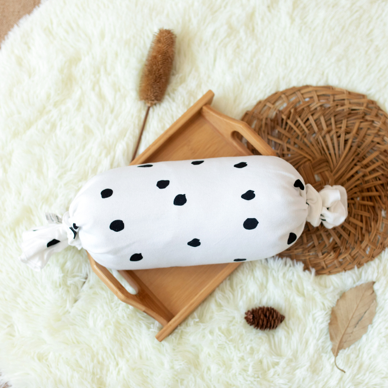 Babies sleep and hold a pillow for 0 - 4 months to calm the pillow side sleeping on the pillow and safety artificial pillow