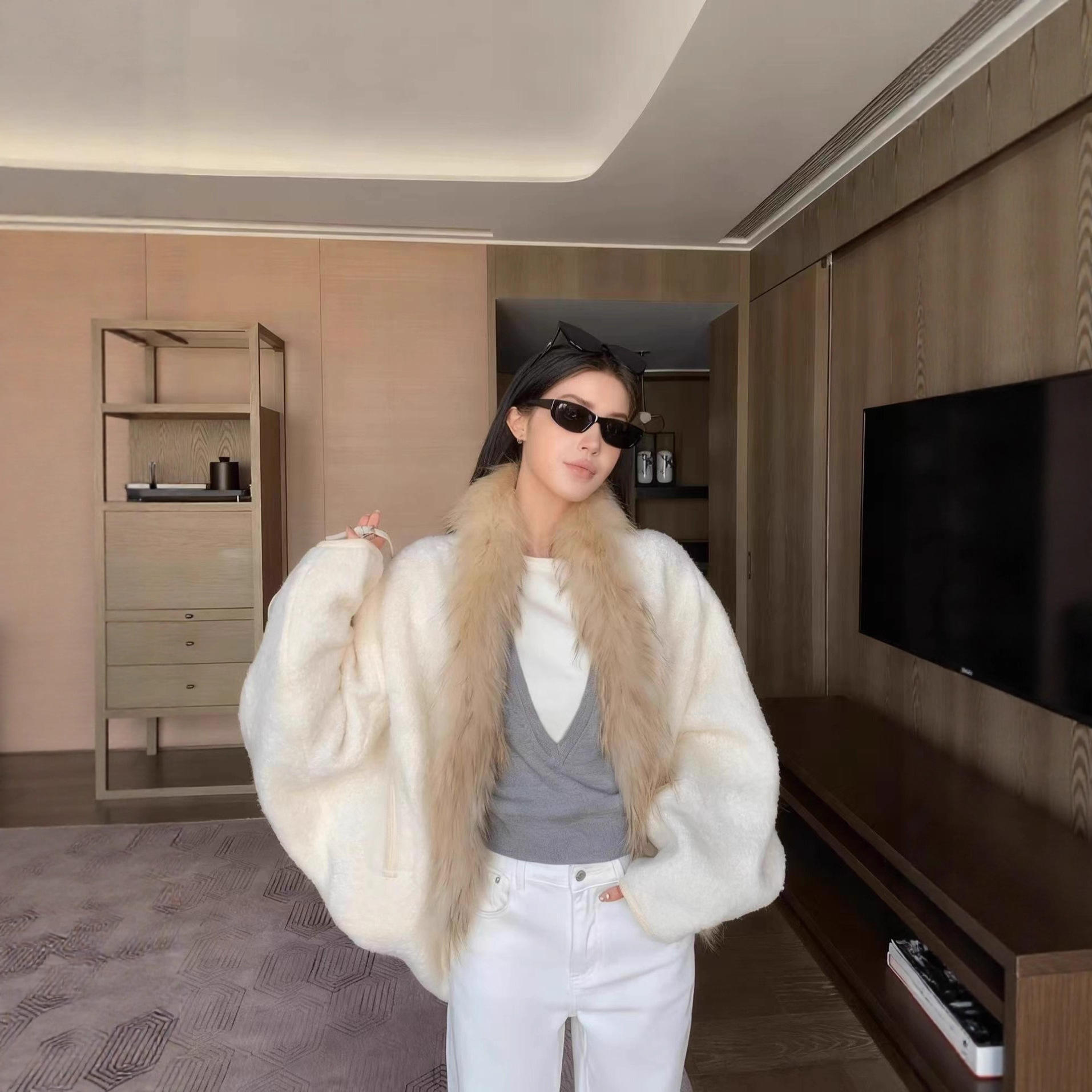 蝙蝠袖设计如何成为秋冬时尚的新宠